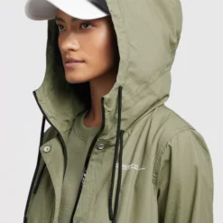 Khujo Jacken Parka Nanda Frauen Khaki -Khujo Verkaufsshop 13519928bcb27ad23cb1275e2db6e6d2 scaled