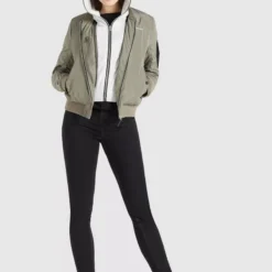 Khujo Winterjacken Winterjacke LARIFA Frauen Khaki -Khujo Verkaufsshop 54ce2895f5f2b5ffc30f43c77204c30e scaled