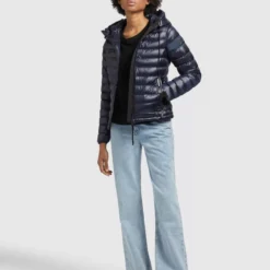 Khujo Übergangsjacken Jacke Lovina Frauen Dunkelblau -Khujo Verkaufsshop 887f931ca41234e878c8ce515b76c3a2 scaled