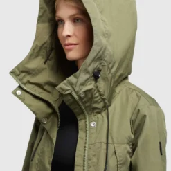 Khujo Parka Mantel Aira Frauen Oliv -Khujo Verkaufsshop e9a5a662014722669acb6ce00299b97b scaled